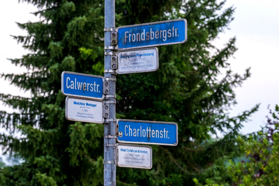 Straßenschilder bei der Brücke der Charlottenstraße in Tübingen