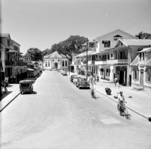 Straat in Paramaribo met aan het eind de Hervormde Kerk, Bestanddeelnr 252-2204