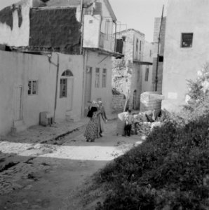 Straatbeeld in Safad (Safed). Een man en een vrouw die een kartonnen doos met bo, Bestanddeelnr 255-4002