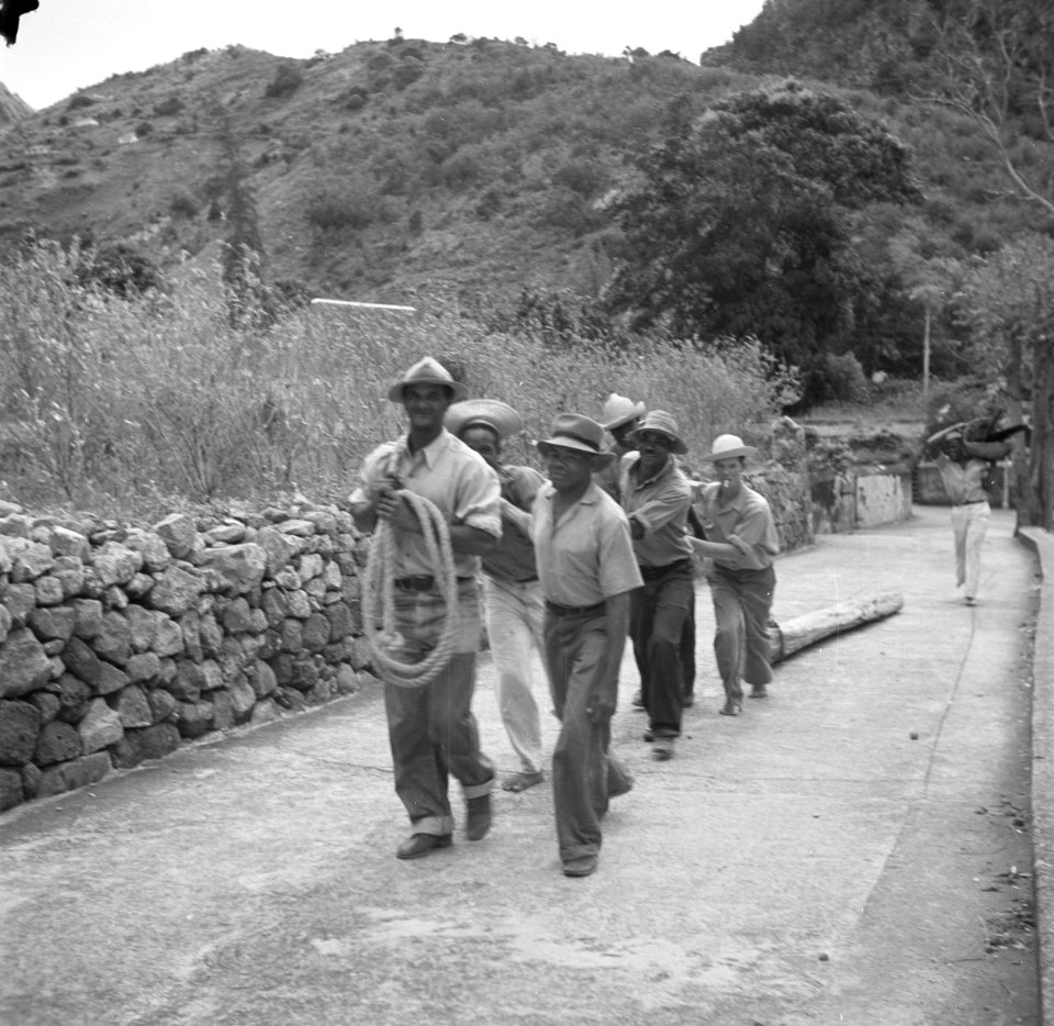 Straatbeeld met houtslepers in The Bottom op Saba, Bestanddeelnr 252-8196