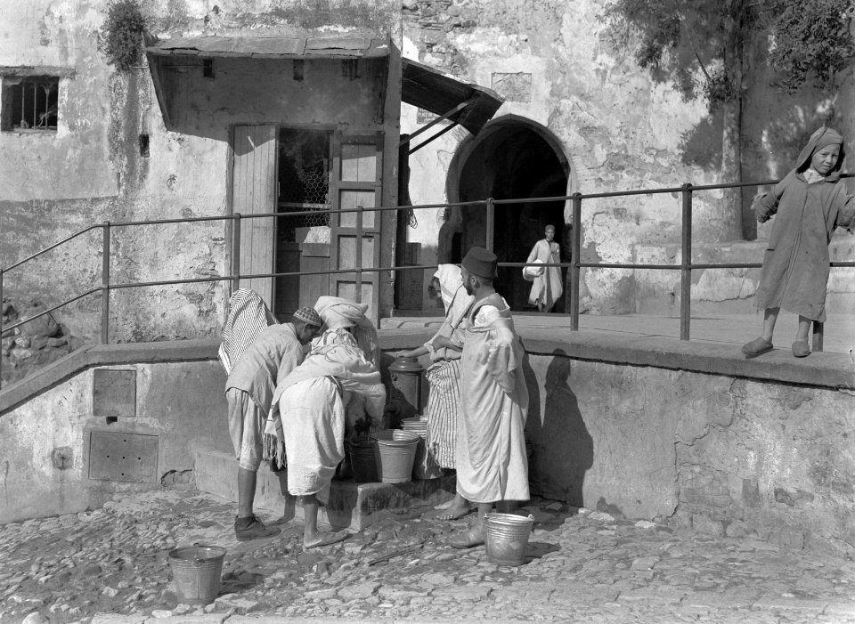 Straatbeeld in Tanger. Mannen en vrouwen bij een waterpomp, Bestanddeelnr 252-1805