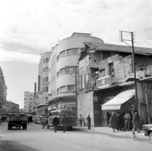 Straatbeeld met kleine winkel en nieuwe gebouwen in Beiroet, Bestanddeelnr 255-6256