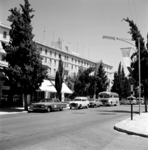 Straatbeeld met King David Hotel, auto's en taxi's ervoor aan de King David Stre, Bestanddeelnr 255-2262
