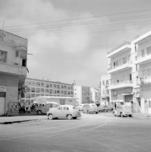 Straat met gebouwen, auto's en bedrijfjes, Bestanddeelnr 255-2982