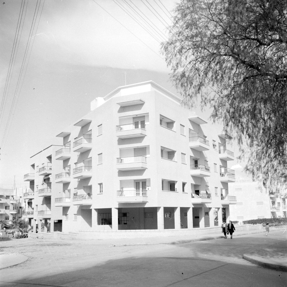 Straatbeeld in Tel Aviv in nieuwbouwwijk met flatgebouwen en wandelaars, Bestanddeelnr 255-1289