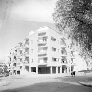 Straatbeeld in Tel Aviv in nieuwbouwwijk met flatgebouwen en wandelaars, Bestanddeelnr 255-1289