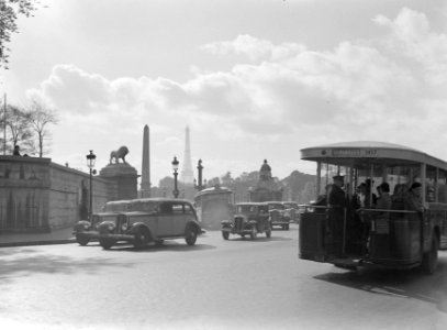 Straatbeeld bij de Place de la Concorde met auto en tram, Bestanddeelnr 191-0372
