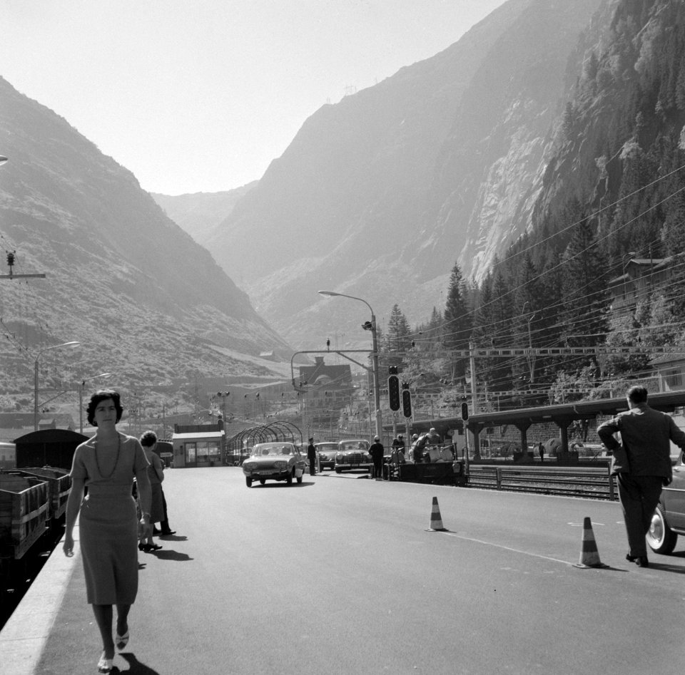 Straatbeeld bij het station Göschenen in het Zwitserse kanton Uri Gefotografeer, Bestanddeelnr 254-4757