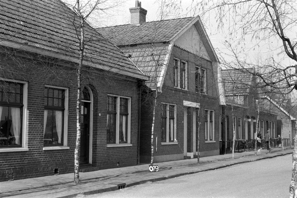 Straat met woonhuizen te Onstwedde ruilverkaveling Pomppolder, Bestanddeelnr 170-1944