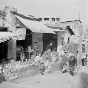 Straatbeeld met kleine winkels in Beiroet, Bestanddeelnr 255-6255