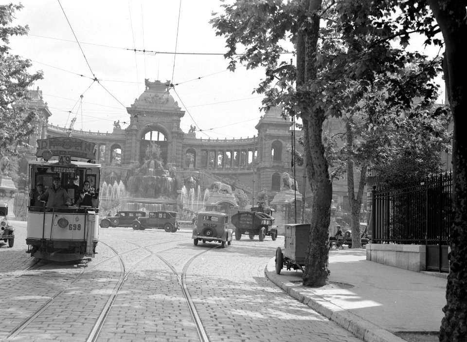 Straat met tram, op de achtergrond Le Palais Longchamp. Le Palais Longchamp (186, Bestanddeelnr 191-0131
