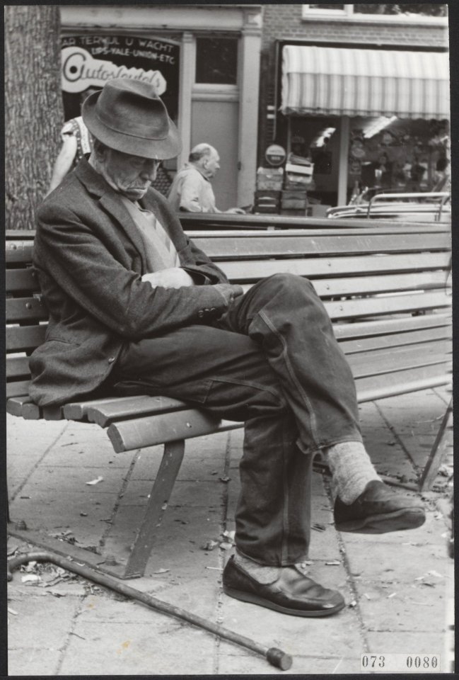 Straatbeelden Amsterdam Jordaan Oude man op bank, Bestanddeelnr 073-0080