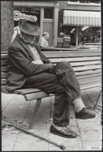 Straatbeelden Amsterdam Jordaan Oude man op bank, Bestanddeelnr 073-0080