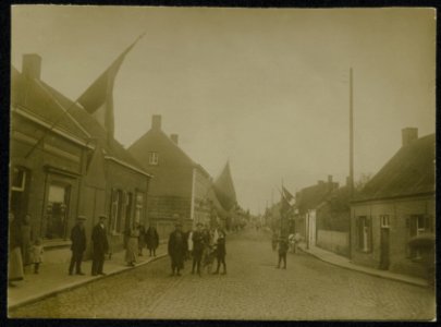 Straat met vlaggen aan de huizen, Bestanddeelnr 158-0365