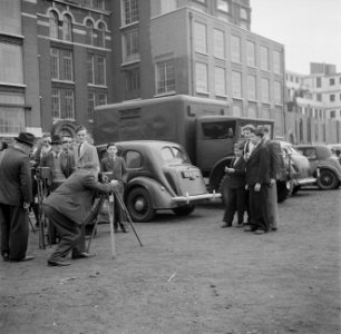 Straatfotograaf neemt een foto van vier jongens met camera op driepoot, Bestanddeelnr 191-0974