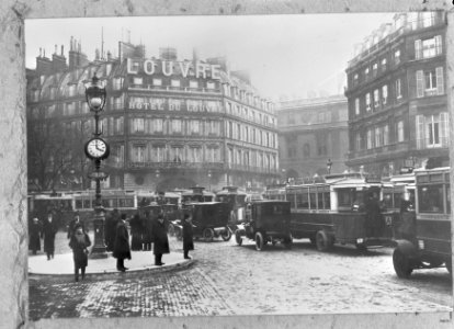 Straatbeelden, hotels, exterieur, bevolking, paarden, wagens, hotel louvre, Bestanddeelnr 252-9275