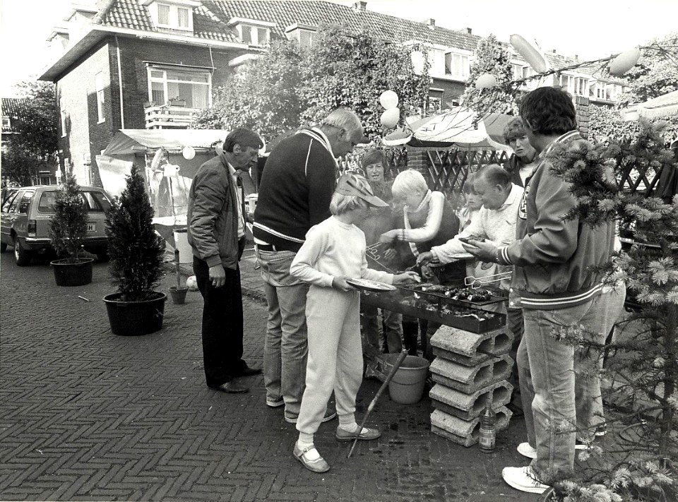 Straatbarbecue in de Ternatestraat, ziende naar het noordoosten nabij de Zaanenstraat. Geschonken in 1986 door United Photos de Boer bv. Identificatienummer 54-016716