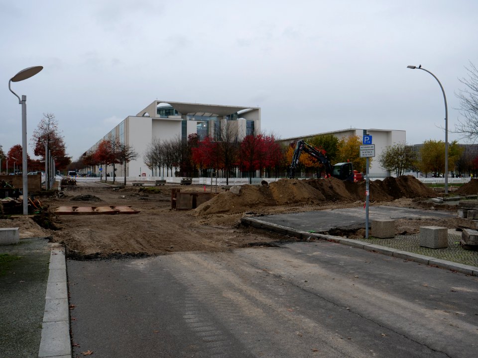 Street construction at Spreebogen on 2019-11-08 07