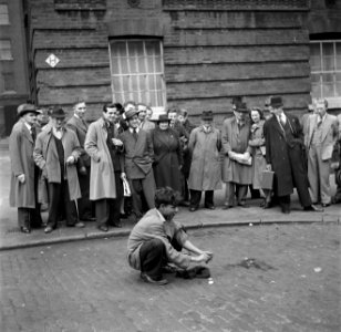 Straatartiest met publiek in Soho, Bestanddeelnr 254-2000