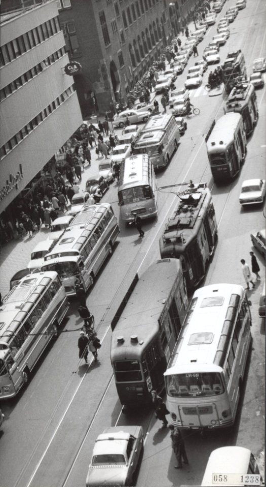 Straatbeelden, trams, autobussen, Bestanddeelnr 058-1238