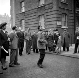 Straatartiest met publiek in Soho, Bestanddeelnr 254-2004