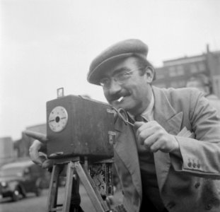 Straatfotograaf achter zijn camera, Bestanddeelnr 191-0980