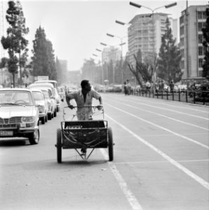 Straatbeeld in Kinshasa man op een bakfiets, Bestanddeelnr 926-7684