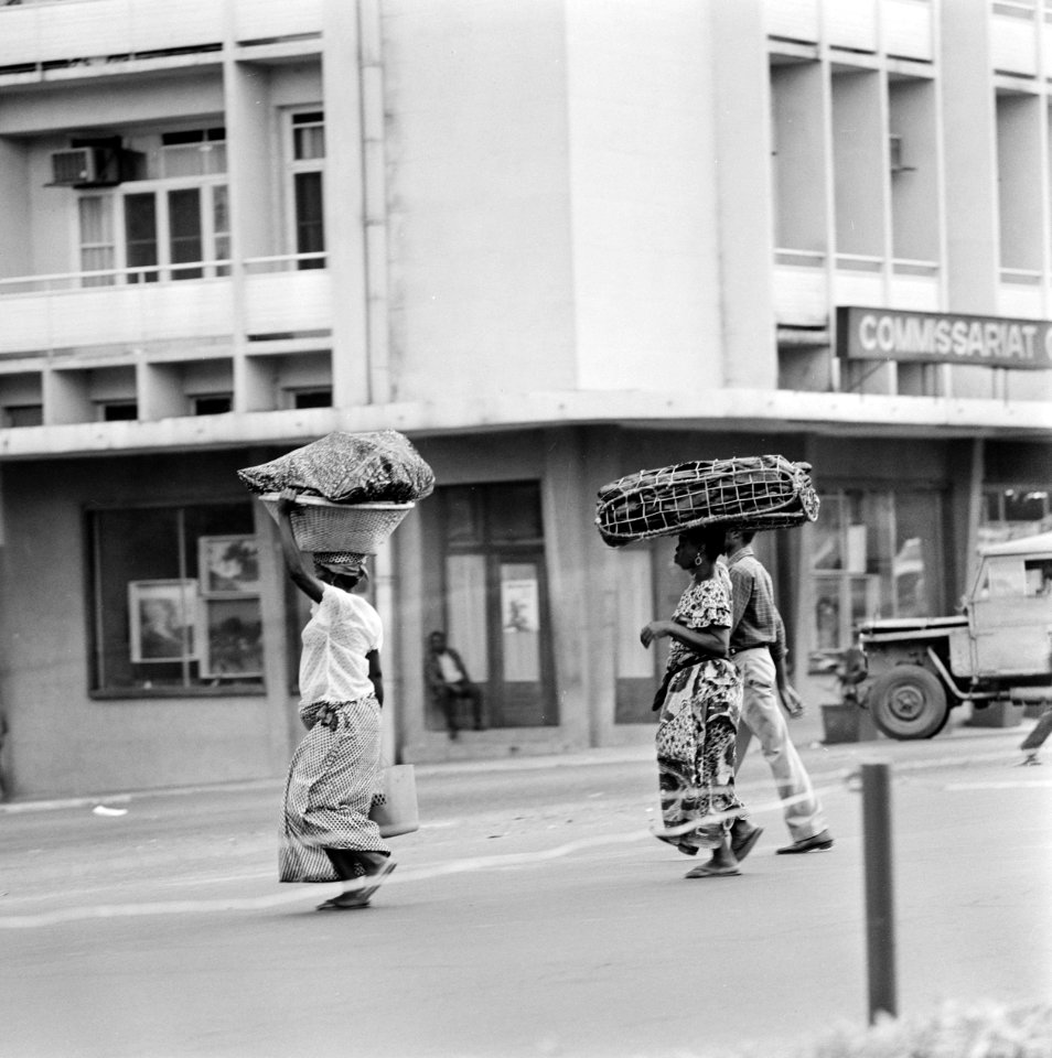 Straatbeeld in Kinshasa vrouwen dragen manden met voedsel op hun hoofd, Bestanddeelnr 926-7695