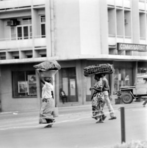 Straatbeeld in Kinshasa vrouwen dragen manden met voedsel op hun hoofd, Bestanddeelnr 926-7695