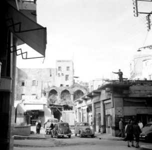Straatbeeld in Beiroet met de ruïnes van een oude stadsmuur, Bestanddeelnr 255-6243