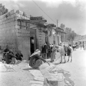 Straatbeeld in Nazareth met arabieren, een muilezel en een werkplaats, Bestanddeelnr 255-1042