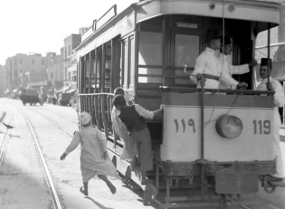 Straatbeeld in de soek van Caïro met tram, Bestanddeelnr 191-0064