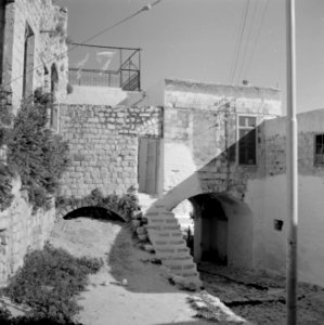 Straatbeeld in de kunstenaarskolonie bij Safad (Safed) met een gemetselde trap e, Bestanddeelnr 255-3985