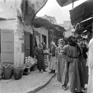 Straatbeeld in Nazareth met arabieren en winkels, Bestanddeelnr 255-1040