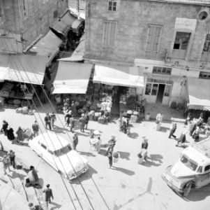 Straatbeeld in Beiroet met een auto's en een groente winkel van boven gezien, Bestanddeelnr 255-6240