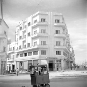Straatbeeld in het toenterdtijd moderne deel van Aleppo met ijscowagentje, Bestanddeelnr 255-5967