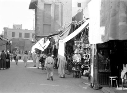 Straatbeeld in de soek van Caïro met verkoper van koperwerk, Bestanddeelnr 191-0061
