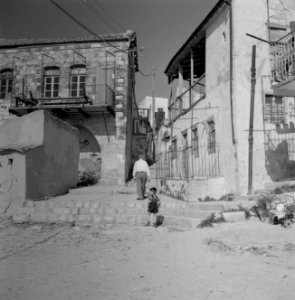 Straatbeeld in de kunstenaarskolonie bij Safad (Safed) Huizen met smeedijzeren , Bestanddeelnr 255-3988 photo
