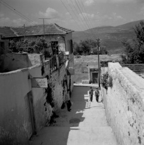 Straatbeeld in de kunstenaarskolonie bij Safad (Safed) met de ateliers van de ku, Bestanddeelnr 255-3984 photo