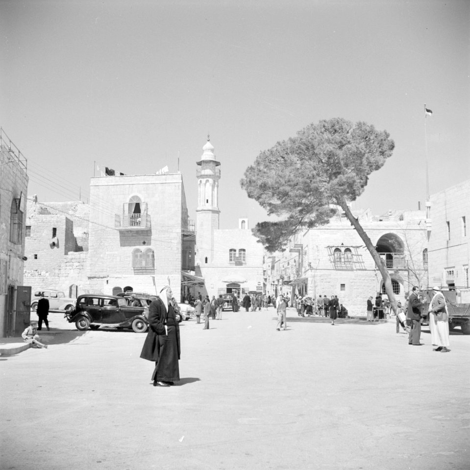 Straatbeeld in Bethlehem met minaret op de achtergrond, Bestanddeelnr 255-5478