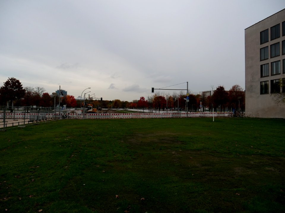 Street construction at Spreebogen on 2019-11-08 09