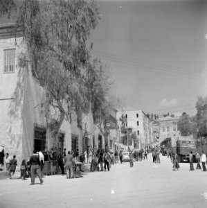 Straatbeeld in Nazareth met arabieren, een vrachtwagen en winkels. Links in het , Bestanddeelnr 255-1049