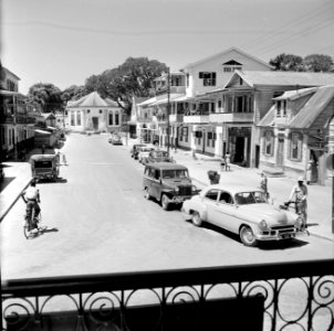 Straat in Paramaribo met aan het eind van de straat de Hervormde Kerk, Bestanddeelnr 252-2195