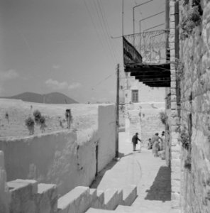 Straatbeeld in de kunstenaarskolonie bij Safad (Safed) met een huis met een smee, Bestanddeelnr 255-3986
