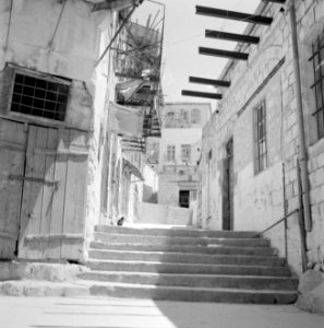 Straatbeeld in de kunstenaarskolonie bij Safad (Safed). Huizen met smeedijzeren , Bestanddeelnr 255-3992