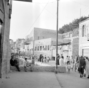 Straat met flanerende en pratende mensen, Bestanddeelnr 255-0178 photo