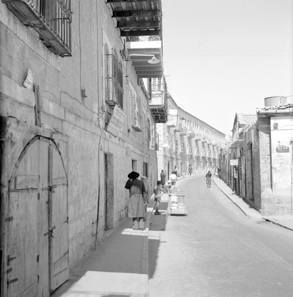 Straat in de wijk Mea Shearim, daarin dagelijkse bedrijvigheid, Bestanddeelnr 255-2459