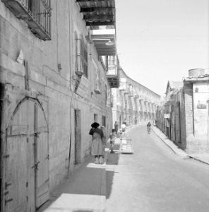 Straat in de wijk Mea Shearim, daarin dagelijkse bedrijvigheid, Bestanddeelnr 255-2459