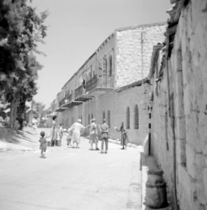 Straat in de wijk Mea Shearim, met daarin een burenruzie, Bestanddeelnr 255-2461