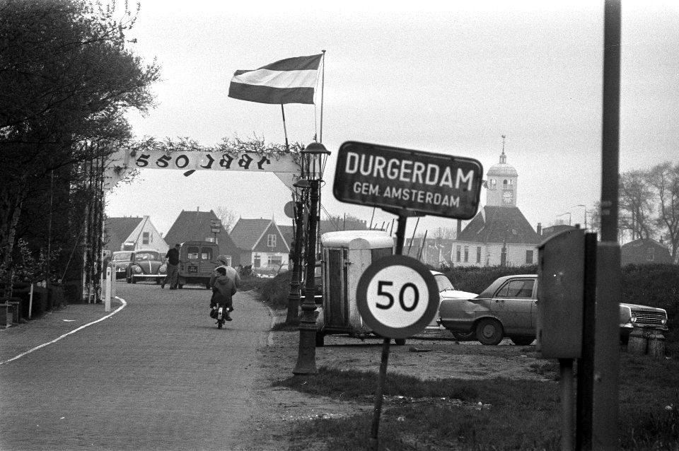 Straatbeeld aan ingang Durgerdam, Bestanddeelnr 925-5817